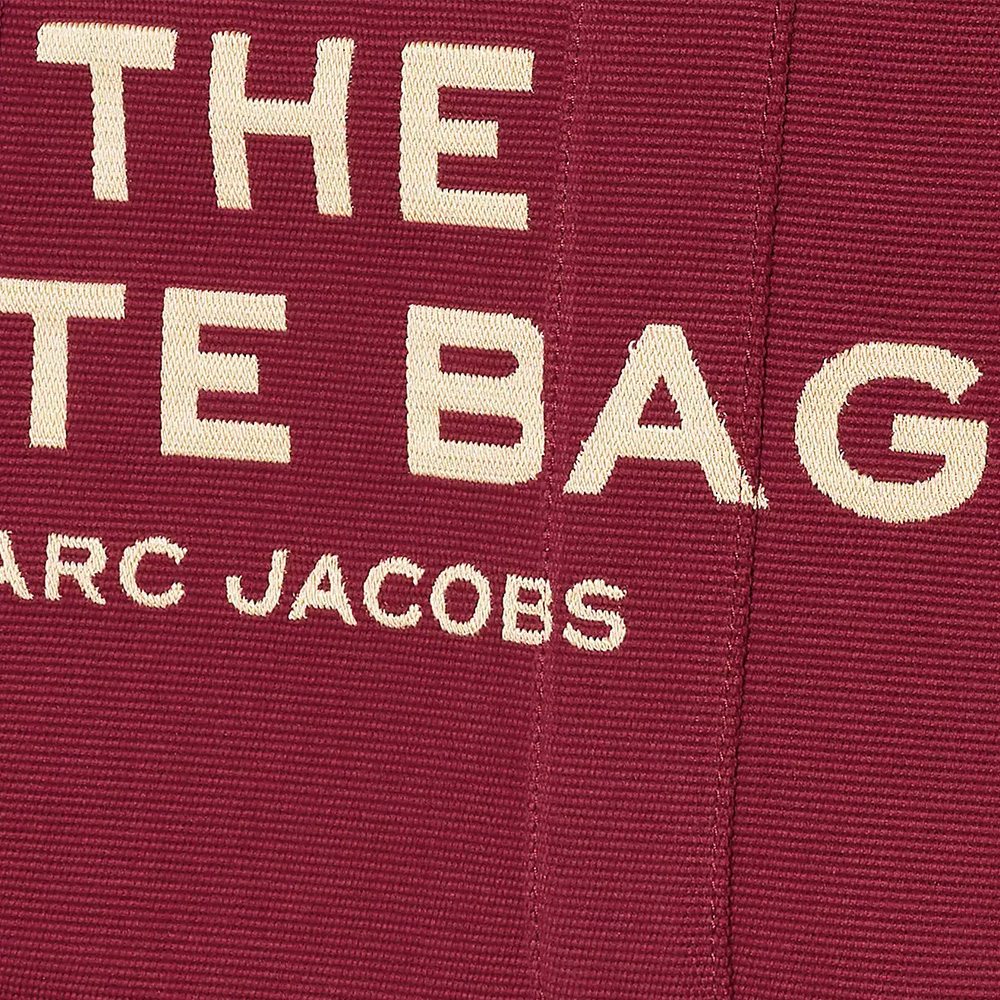 бордовая сумка тоут среднего размера MARC JACOBS THE JACQUARD MEDIUM TOTE BAG MERLOT Артикул M0017027610
